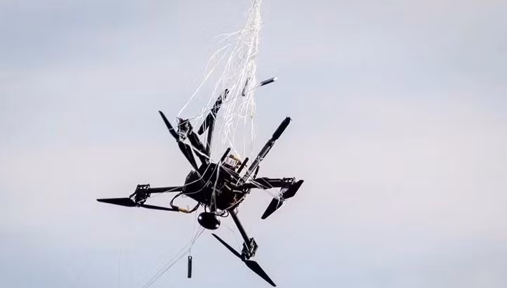 Ngoài ra, Quân đội Nga còn phát triển súng bắn lưới hoặc UAV của mình để chống lại UAV của đối phương... Tuy nhiên, phương pháp này vẫn còn sơ khai, các trường hợp thành công còn lẻ tẻ nên tạm thời vẫn còn được coi là thử nghiệm. (Nguồn ảnh: Topwar, Sohu, Sputnik, Wikipedia).