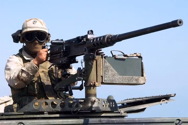 Ví dụ, Quân đội Mỹ vẫn được trang bị súng máy hạng nặng Browning M2. Loại súng máy hạng nặng này được thiết kế và đưa vào sử dụng vào năm 1933; thiết kế thành công đến mức, hiện nó vẫn phù hợp cho đến ngày nay và các vấn đề nảy sinh đã được loại bỏ, với việc nâng cấp.