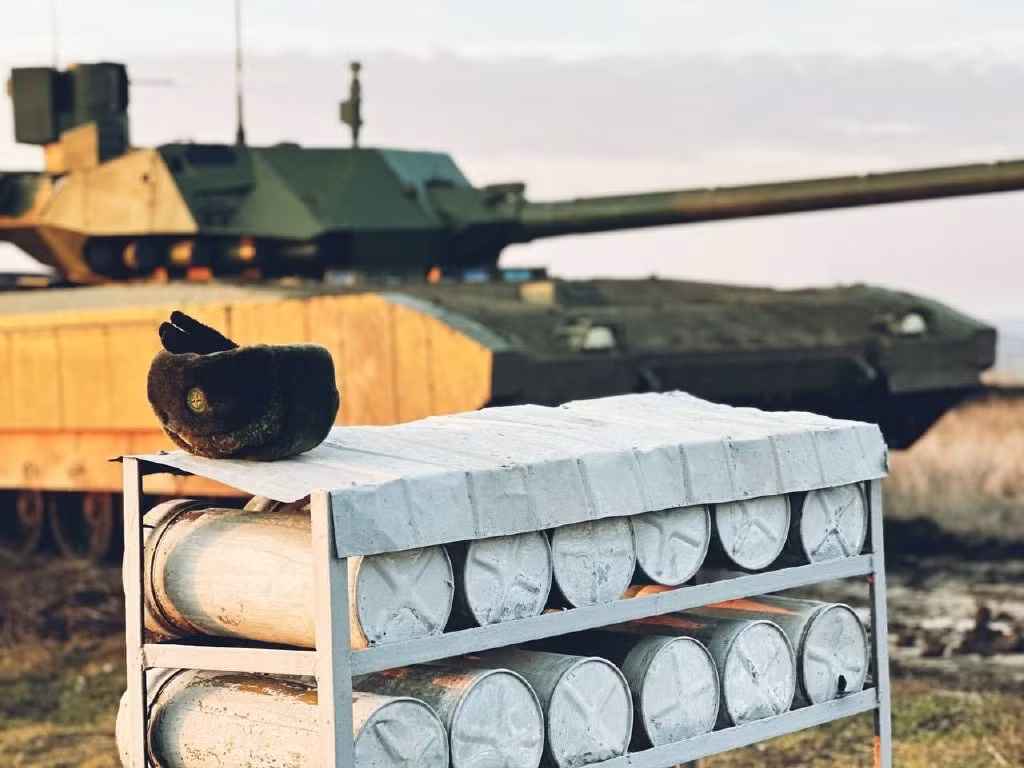 Vào tháng 11/2021, hãng thông tấn TASS của Nga đưa tin, lô 20 xe tăng T-14 thử nghiệm, sẽ được chuyển giao cho các đơn vị chiến đấu của Quân đội Nga vào cuối năm 2021. Khoảng một tháng sau (vào tháng 12/2021), công ty nhà nước Nga Rostec tuyên bố bắt đầu sản xuất số lượng nhỏ xe tăng T-14 Armata. 