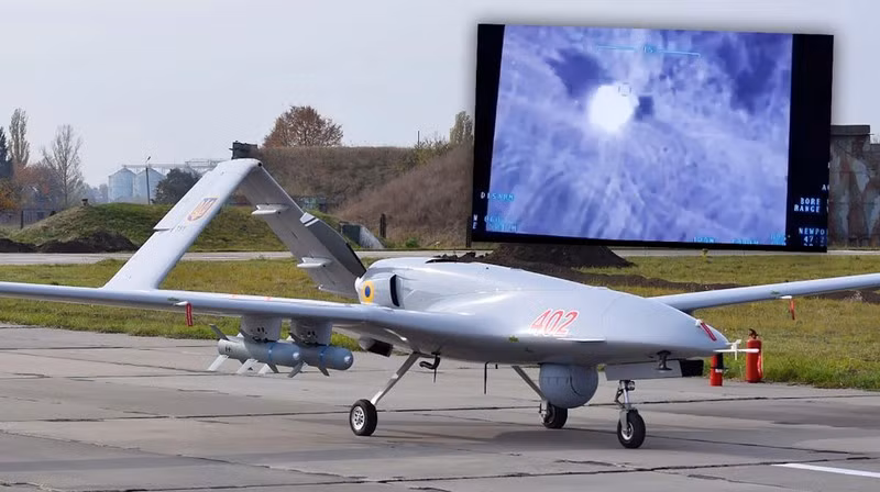 Quan thời gian một tháng xung đột, UAV TB2 của Ukraine đã phá hủy các xe tải, xe tăng và hệ thống phòng không của Nga? Tuy nhiên, UAV TB2 do Thổ Nhĩ Kỳ sản xuất không hiệu quả, vì nó mang trọng tải nhỏ và bị giới hạn trong phạm vi bán kính hoạt động chỉ 150 km.