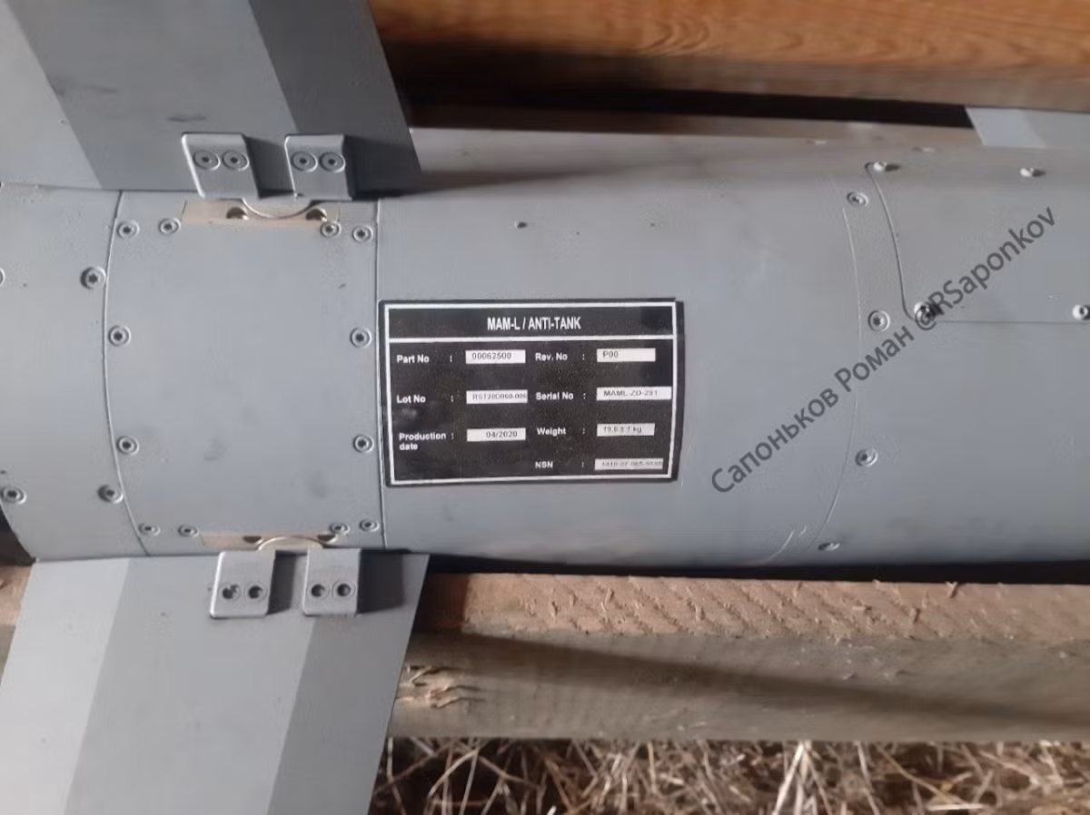 Các bức ảnh do nhà báo quân sự người Nga, Roman Sladkov chụp cho thấy, một số loại tên lửa chống tăng MAM-L, dùng để trang bị cho UAV TB2, đã bị lực lượng Không quân Ukraine bỏ lại một cách vội vàng, khi rút chạy.