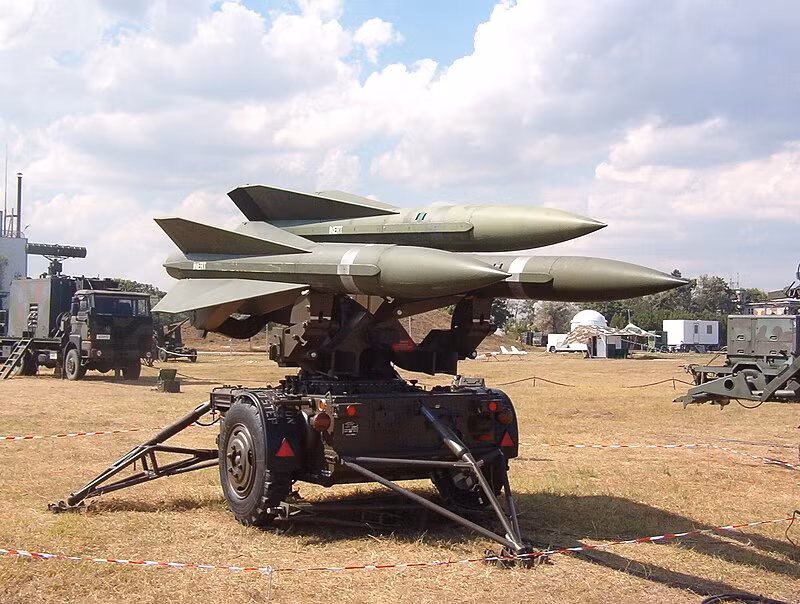 Tên lửa của MIM-23 HAWK dài khoảng 5 mét, đường kính 0,35 mét, sử dụng nhiên liệu rắn. Tên lửa được dẫn đường bởi radar bán chủ động hoặc radar chủ động và cảm biến hồng ngoại (thế hệ mới nhất). Các biến thể tên lửa khác nhau như MIM-23B, MIM-23C và MIM-23E, đã được phát triển trong nhiều năm, với MIM-23E có cảm biến được cải tiến và khả năng cơ động cao hơn.