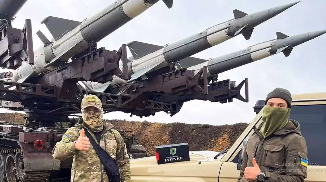 Tuy nhiên các đời tổng thống Ukraine trước đây đã bán sạch số vũ khí trên và nhiều loại vũ khí khác, để đến khi chiến tranh xảy ra, kho vũ khí phòng không của Ukraine đã gần như cạn đáy, buộc họ phải đi xin phương Tây từng hệ thống dù là cũ nát. Đây cũng là bài học cho các quốc gia khác, khi thực hiện chiến lược bảo vệ tổ quốc từ sớm, từ xa; giữ nước từ khi chưa nguy. (Nguồn ảnh: Bulgarian Military, CNN, Sputnik, Wikipedia).