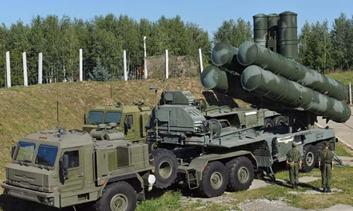 Còn trong 3 tuần qua, Quân đội Ukraine đã cố gắng sử dụng loại tên lửa hành trình chống radar AGM-88A, mới được Mỹ viện trợ, để tấn công vào các trận địa của hệ thống phòng không tầm xa S-400 và tầm trung Buk-M3 của Quân đội Nga tại Kherson.