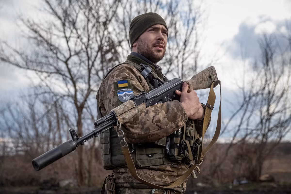 Tại khu vực phòng thủ nhỏ bé này, quân đội Ukraine đã tập trung ít nhất 3 lữ đoàn và nhiều lính đánh thuê quốc tế (đơn vị lính đánh thuê Gruzia), nhưng phần lớn số quân này đã bị quân Wagner và quân dù Nga dồn nén trong các tòa nhà ở trung tâm và phía Tây thành phố. 