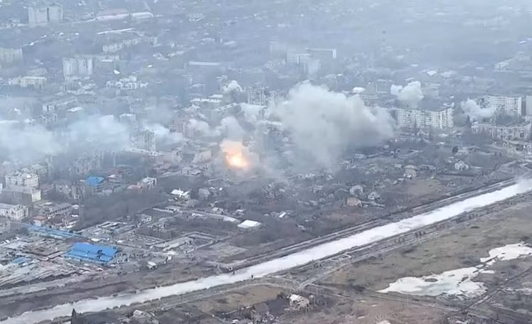 Quân đội Ukraine chủ yếu tập trung ở các khu dân cư và tòa nhà Trụ sở Cảnh sát Khu vực Bakhmut, dựa vào các công sự và boongke được xây dựng trước đó để ngăn chặn lính dù Nga và lính đánh thuê Wagner băng qua đường và tiến về phía Tây thành phố.