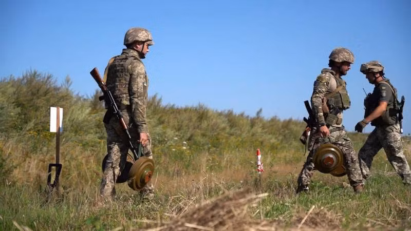 Bà Maliar tin rằng, cuộc tấn công về phía đông của quân đội Nga thông qua tuyến phía bắc của Donbass, có thể đảo ngược tình thế trên toàn bộ chiến tuyến của Donbass. Các chuyên gia quân sự Nga chỉ ra rằng, một trong những khó khăn đang chờ đợi quân đội Ukraine ở tuyến phía bắc Donbass, là các sĩ quan và binh lính sẽ phải đi qua các bãi mìn do chính họ rải.