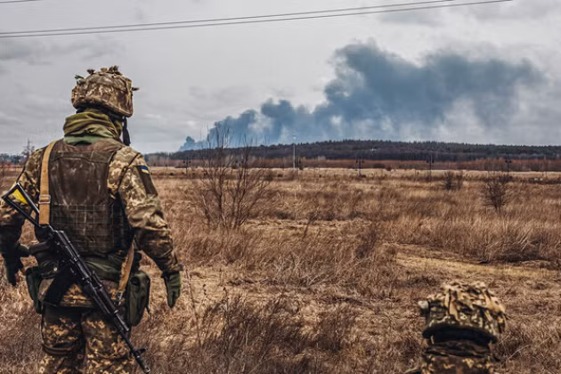 Tàn quân của Quân đội Ukraine đã cố gắng đột phá từ phía đông khu rừng, nhưng đã bị đánh bại bởi sự phối hợp của không quân và pháo binh Nga và phải rút lui vào rừng. Hiện tại, Quân đội Nga đã dồn toàn lực để bao vây và trấn áp tàn quân của quân Ukraine trong khu rừng này. Chỉ cần chiếm được khu vực này, thì sức mạnh của Quân đội Nga có thể được phát huy. 
