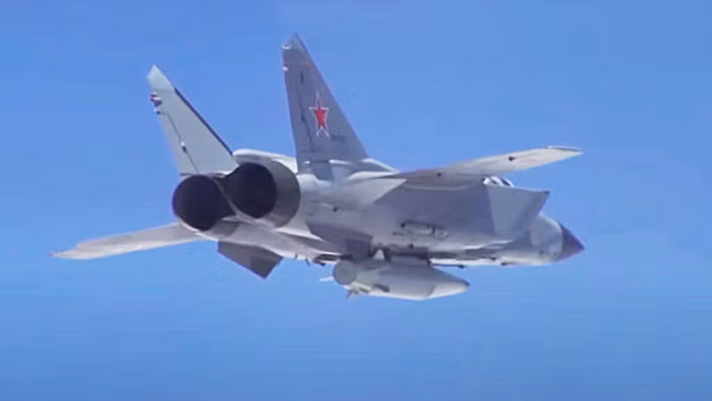Lý do Ukraine sợ MiG-31K đến vậy là vì tiêm kích này có thể mang tên lửa siêu thanh Kinzhal (tên khác là Dagger – Dao găm). Từ quan điểm này, các cuộc không kích kéo dài của quân đội Nga vào các mục tiêu quan trọng trên khắp lãnh thổ Ukraine, đã biến Ukraine thành một con chim sợ hãi.