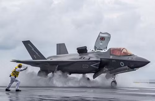 Câu hỏi tiếp theo là, còn mảnh vỡ của chiếc F-35B rơi xuống biển thì sao? Các phương tiện truyền thông mới nhất của Anh đưa tin rằng, chiếc F-35B đã rơi xuống vùng biển quốc tế, và một “cuộc chạy đua trục vớt” đã bắt đầu. Quân đội Anh đã sử dụng lực lượng đặc biệt và tàu ngầm siêu nhỏ cho mục đích này.