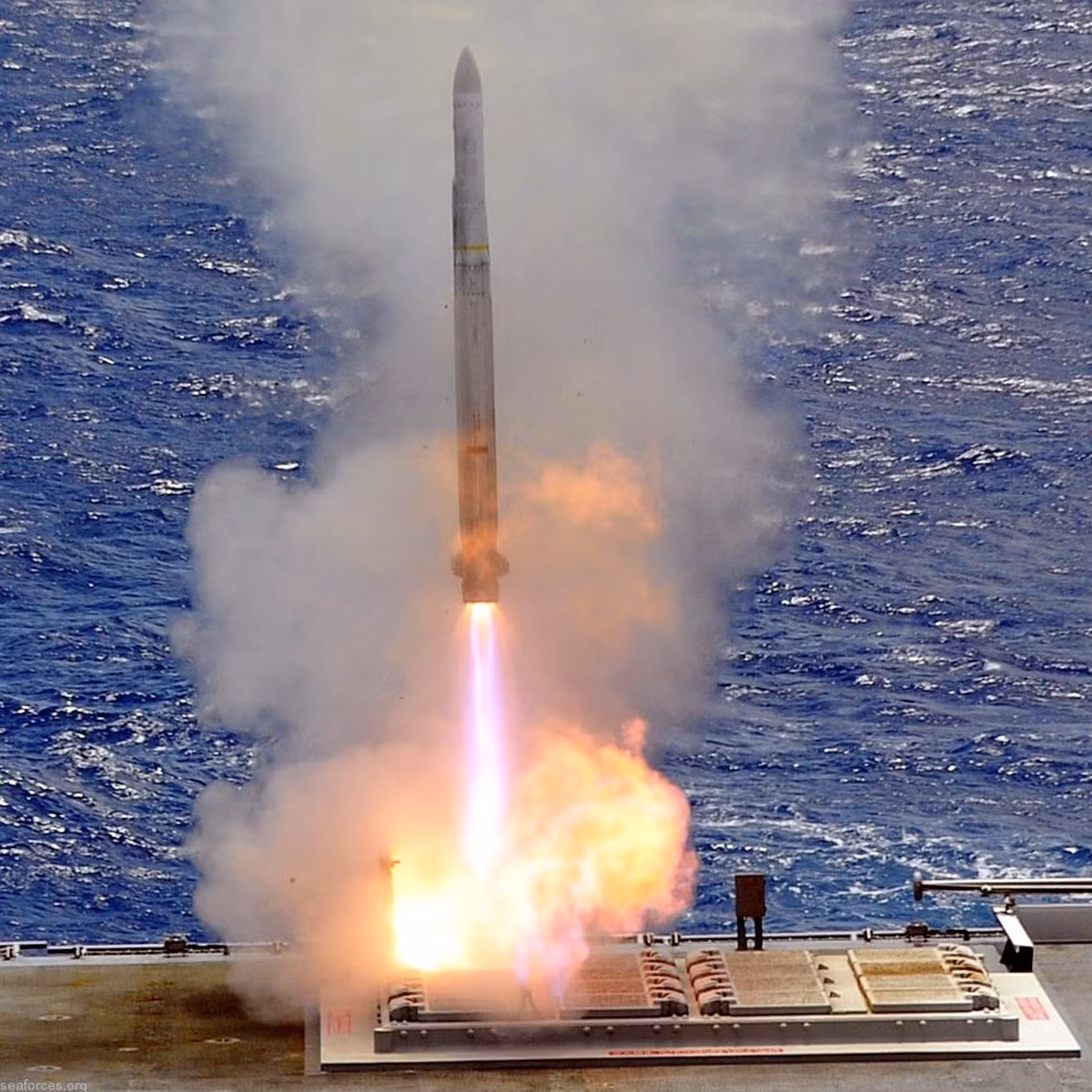 Tên lửa cải tiến "Sea Sparrow" (phiên bản RIM-162), được triển khai trên bệ phóng tên lửa thẳng đứng MK-41 dưới dạng "1 khoang 4 ống phóng"; tên lửa này có khả năng chống nhiễu cao. Giá của một tên lửa Sea Sparrow có giá 1,49 triệu USD một quả.