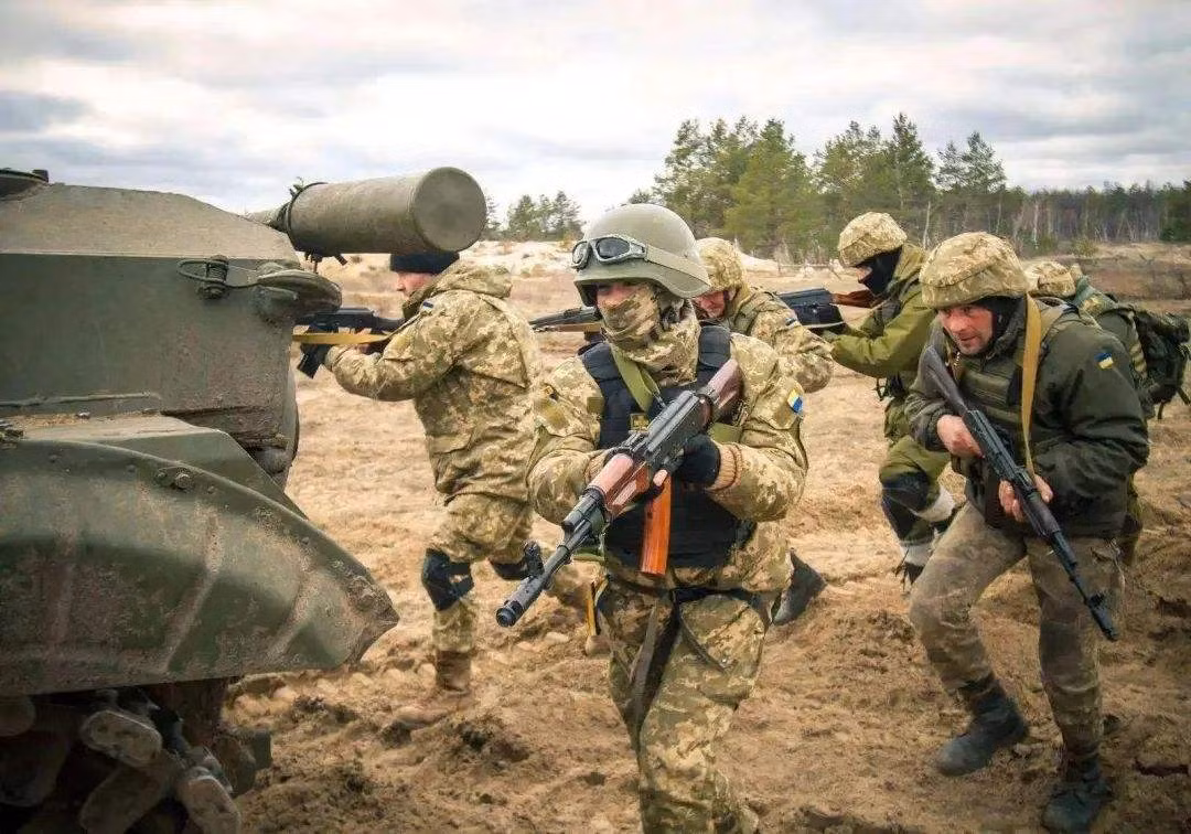 Đồng thời, trên hướng Luhansk, quân đội Ukraine cũng mở chiến dịch quấy rối tuyến Stova-Krimina. Quân đội Ukraine tại đây cũng đang tìm kiếm những mắt xích yếu trong quân đội Nga trên toàn mặt trận, để đột phá nhanh chóng. 