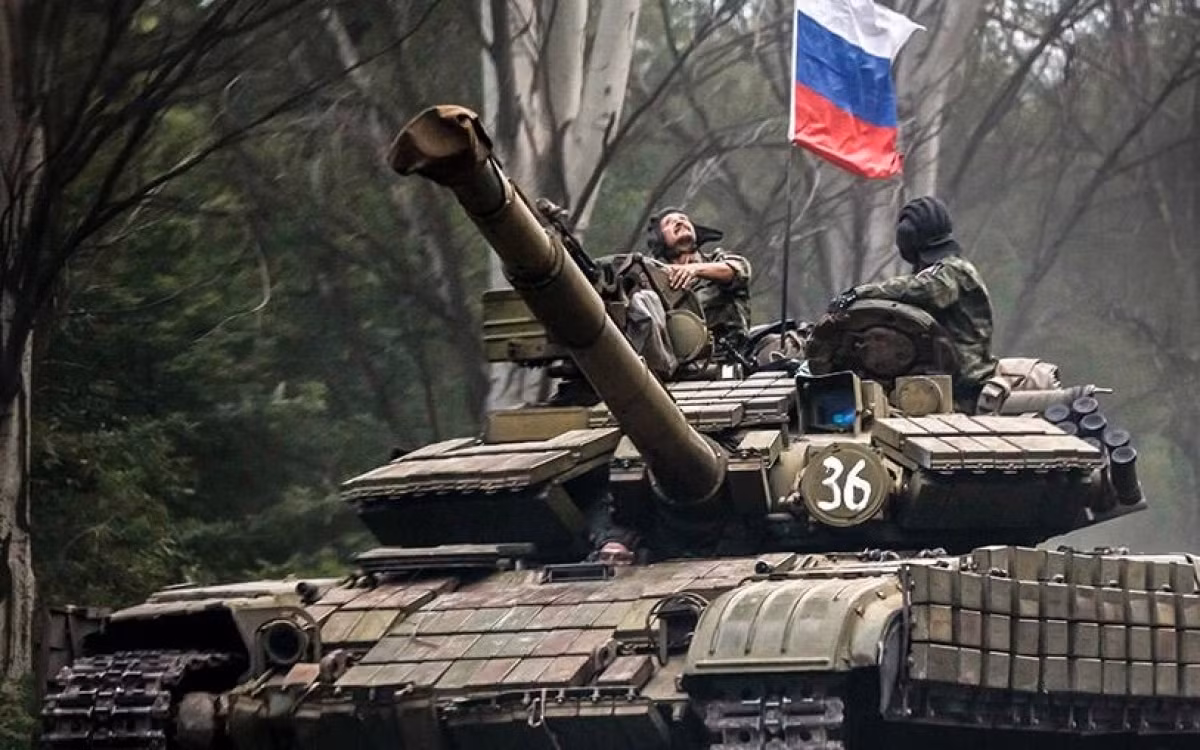 Kể từ khi cuộc xung đột Nga-Ukraine bùng nổ, không có cảnh chiến đấu xe tăng quy mô lớn nào; lý do là một mặt quân đội Ukraine thiếu các loại xe tăng chiến đấu chủ lực tương ứng; mặt khác, do các nước phương Tây đã viện trợ cho quân đội Ukraine một số lượng lớn các hệ thống vũ khí chống tăng tiên tiến.