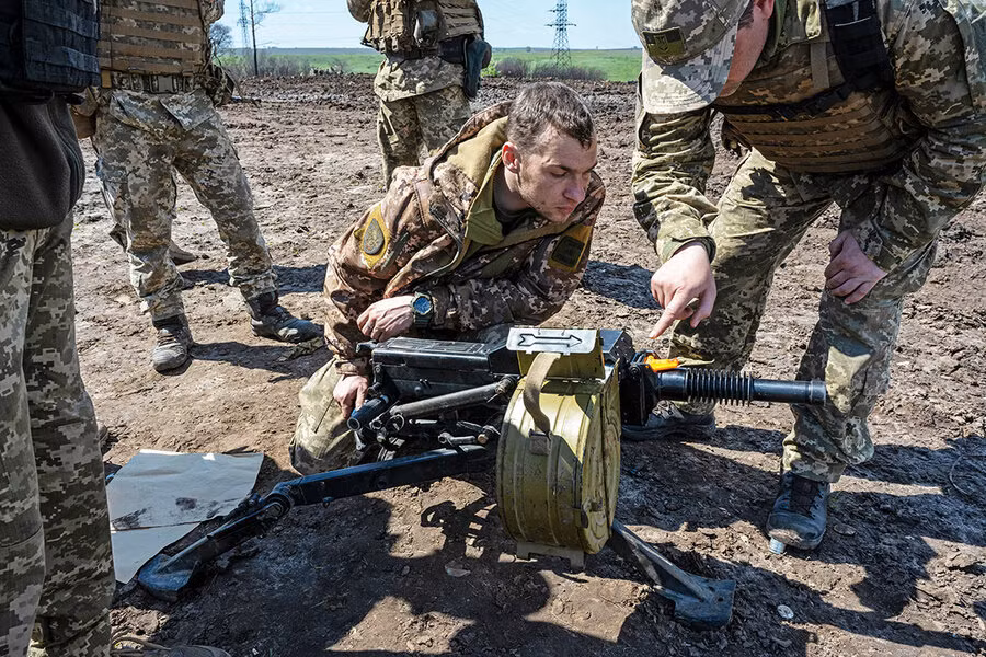 Một người lính trẻ Ukraine từng trải qua chiến đấu ở chiến trường Bakhmut nhớ lại thời gian huấn luyện của mình: "Tôi được đưa ra mặt trận chỉ sau vài tháng huấn luyện cơ bản. Đó là cơn ác mộng đối với những người lính thiếu kinh nghiệm chiến trường như tôi".