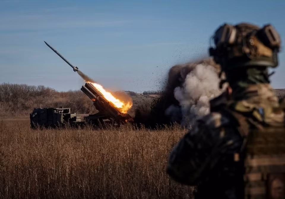 Phần lớn bom của Nga được thả vào các vị trí tiền phương của quân Ukraine, nơi họ đang cố gắng giữ vững trận địa. Đồng thời, pháo phản lực phóng loạt tầm xa của Nga cũng được sử dụng tích cực, để chế áp lực lượng dự bị và quân tiếp viện phía sau của Ukraine. 