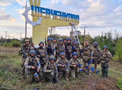 Vì vậy, bản thân người Ukraine cũng có thể chiến đấu tốt; đồng thời, từ năm 2014, Ukraine đã khôi phục hệ thống động viên ba cấp và nâng cấp hệ thống dự bị động viên. Hơn 100.000 binh sĩ Ukraine đã được huấn luyện luân phiên từ Mỹ và các quốc gia phương Tây.