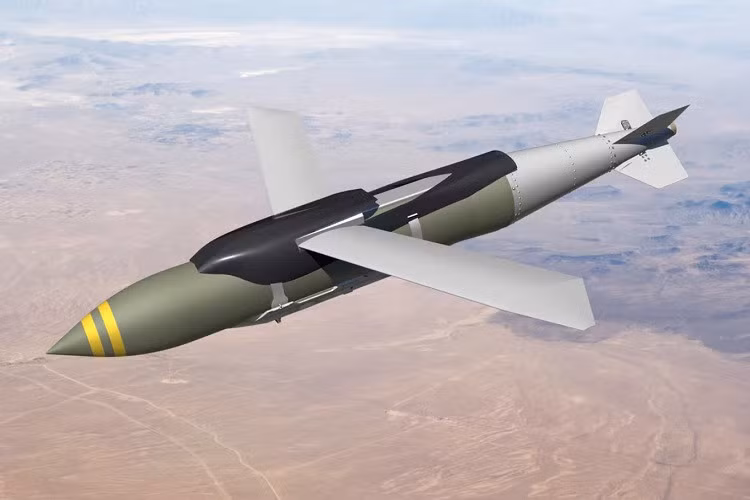 Một quả bom JDAM hoàn chỉnh bao gồm một mô-đun chứa hệ thống dẫn đường của hệ thống dẫn đường quán tính (INS), có hiệu chỉnh sai số bằng tín hiệu vệ tinh GPS và hai cánh nâng, giúp bom bay được xa hơn và các đai vít mô-đun này vào thân bom. 