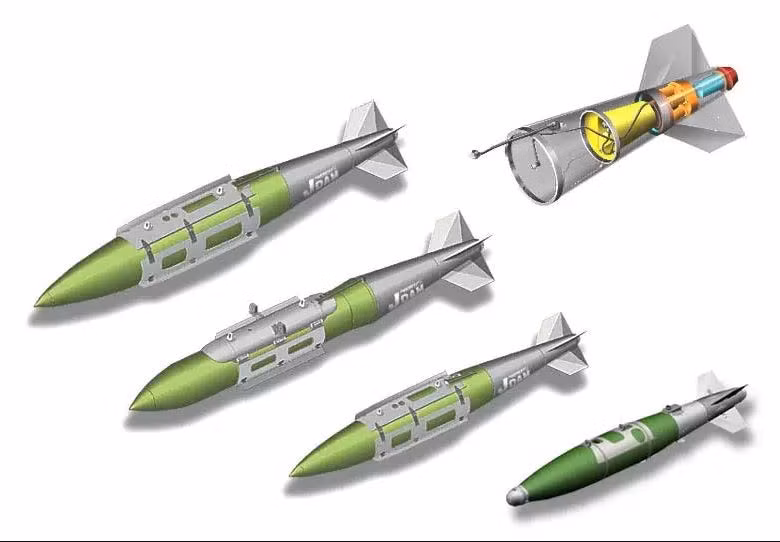 Bom JDAM tiêu chuẩn, hoạt động dựa trên sự kết hợp của hệ thống dẫn đường quán tính (INS) và dẫn đường GPS, kết hợp với chế độ lái tự động, để định hướng bay của quả bom, thông qua cánh đuôi có thể điều khiển được. 
