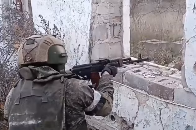 Tuy nhiên, sau khi lực lượng chủ lực tinh nhuệ của Quân đội Ukraine được chuyển đến Kursk, tốc độ tấn công của Quân đội Nga đã tăng lên đáng kể. Mặc dù Nga không sử dụng nhiều chiến thuật mới, mà chỉ kiên trì một nước cờ để đảo ngược tình thế, khiến toàn bộ tình thế chiến trường có lợi cho Nga. Thủ đoạn được Nga sử dụng là kiềm chế quân Ukraine mới đến và tập trung hỏa lực vào các khu vực trọng điểm.