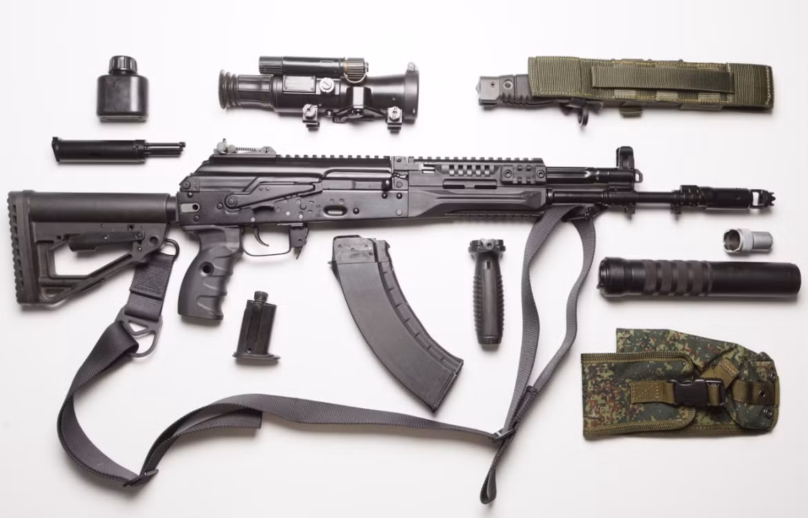 Câu hỏi đặt ra là tại sao AK-12 bỏ các thiết kế như kiểu súng trường tiến công của NATO. Theo các chuyên gia công nghiệp quốc phòng Nga và kỹ sư cấp cao của công ty Kalashnikov Concern là ông Vladimir Onokoy cho biết, những thiết kế của vũ khí phương Tây sẽ làm giảm độ tin cậy của khẩu AK.