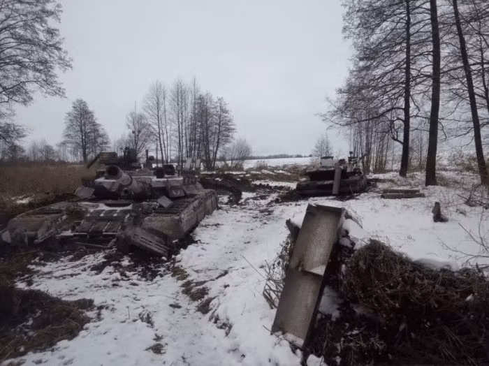 Hiện lực lượng đồn trú của Ukraine ở Bakhmut chỉ còn một con đường duy nhất có thể tổ chức tiếp tế hoặc sơ tán thương binh, các con đường dã chiến trở nên không sử dụng được do nhiệt độ không khí tăng vào ban ngày. Điều này đã được đại tá đã nghỉ hưu Andrei Morochko thông báo trên kênh TG của chính ông. 