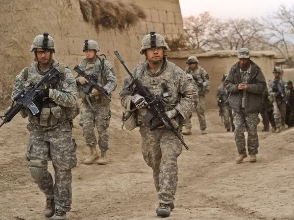 Trong những năm qua, lực lượng phiến quân Taliban đã hình thành sự hiểu biết ngầm với Quân đội Mỹ và cả hai không can thiệp vào nhau. Vì vậy, các cuộc đánh bom xe bên đường rất hiếm. Đây cũng là lý do khiến Taliban lật đổ chính phủ thân Mỹ ở Afghanistan, ngay sau khi quân Mỹ rút đi.