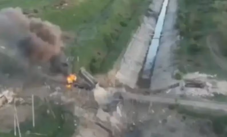 Là rào chắn tự nhiên, kênh đào Severski Donets - Donbass là công sự hỗ trợ phòng thủ vững chắc cho Quân đội Ukraine ở phía tây thành phố Chasov Yar. Tuy nhiên, dưới sự tấn công quyết liệt của Quân đội Nga, tuyến phòng thủ này khó có thể giúp quân Ukraine trụ vững. 