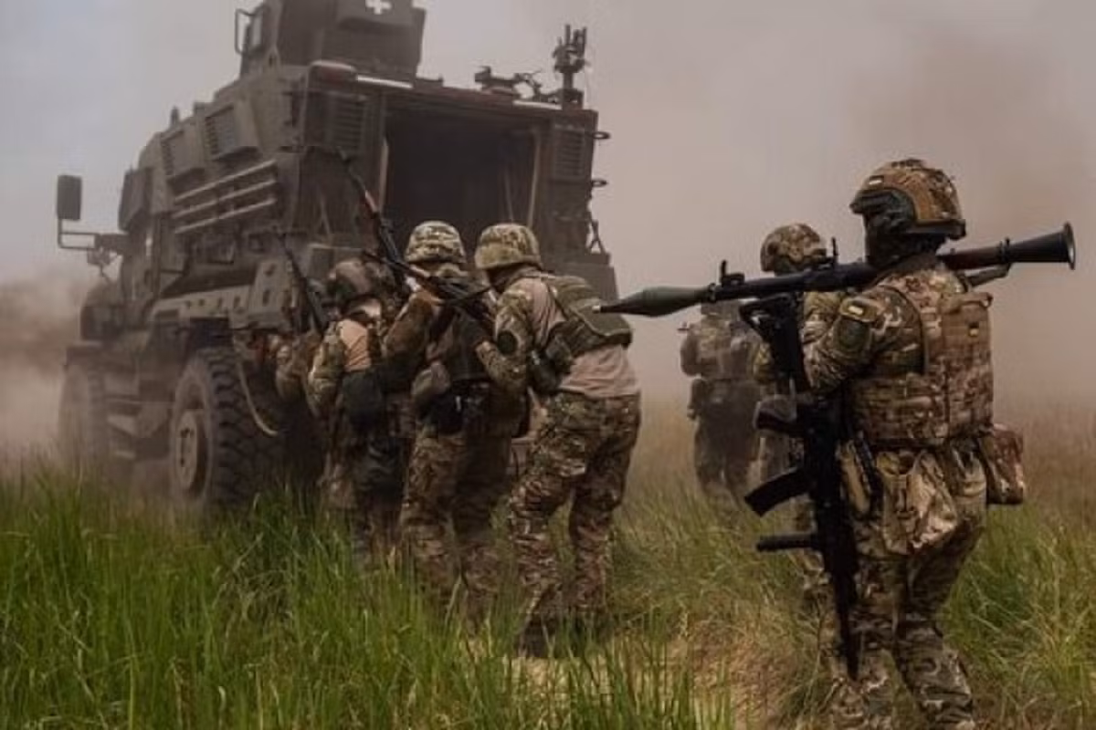 Chiến thuật của quân đội Ukraine hiện được coi là “phù hợp nhất” là tấn công quy mô nhỏ, kết hợp với liên tục bị pháo kích vào phía sau, làm khả năng phòng ngự của Quân đội Nga suy yếu. Việc tấn công bằng hiệp đồng quân binh chủng như chiến thuật của NATO, không những khó tạo đột phá, mà còn có khả năng gây tổn thất lớn hơn. 