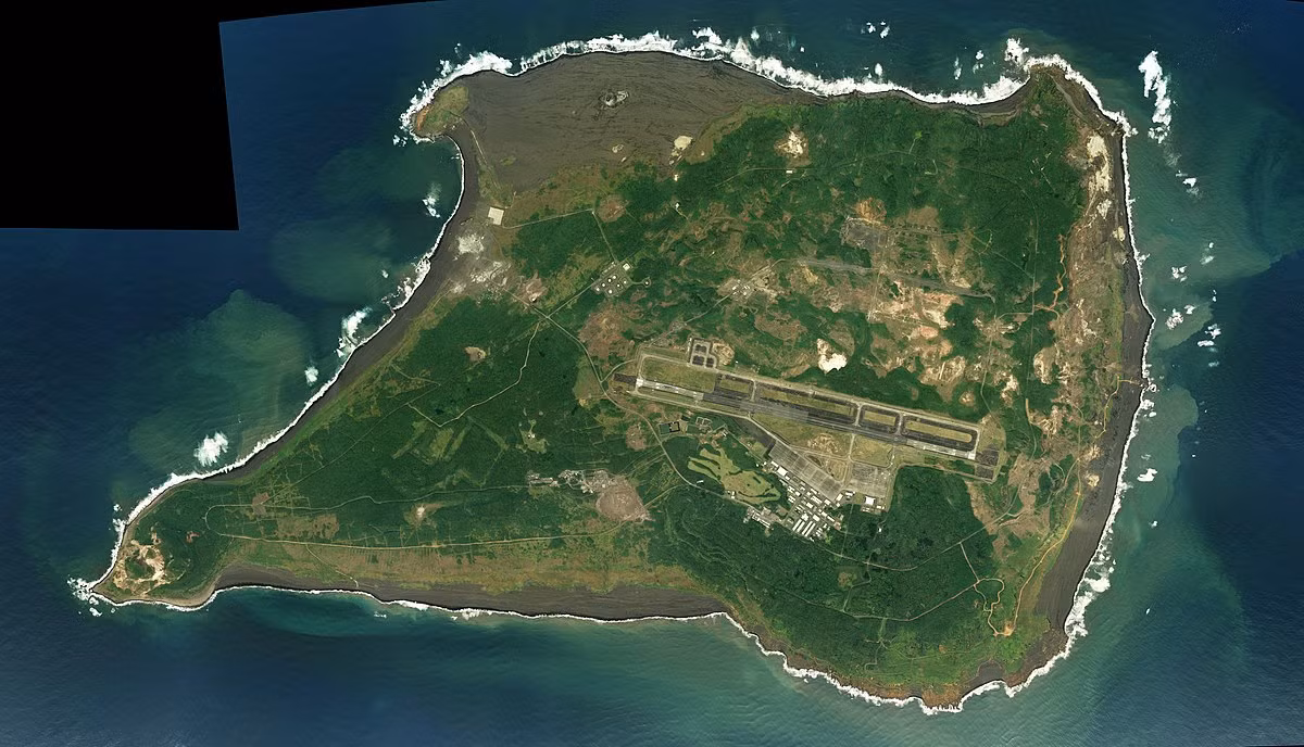 Núi Suribachi nằm ở phía nam đảo Iwo Jima đã được quân Nhật xây dựng thành một hệ thống địa đạo vô cùng phức tạp gồm bảy tầng, gia cố bằng những tường năng xây bằng bê-tông rồi được trát vữa mặt ngoài, thêm hệ thống thoát nước thải và đường ống dẫn không khí, điện, nước và hơi nước.
