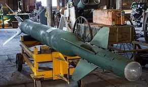 Để có khả năng xuyên qua lớp đất tốt hơn, đầu khoan của quả bom thường làm bằng các loại kim loại đặc biệt, có cường độ chịu lực rất cao, có thể phá vỡ các kết cấu bê tông của công trình ngầm, thậm chí là thép.