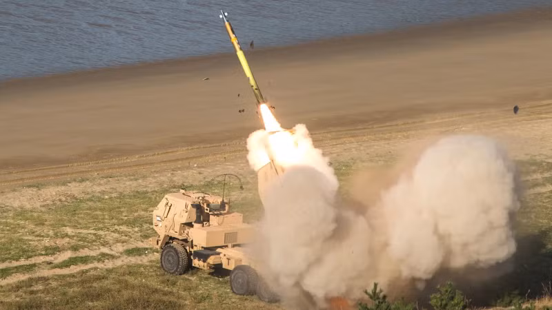 So sánh pháo phản lực HIMARS thì pháo 2S19M2 có tốc độ bắn không nhanh bằng (vì HIMARS là pháo phản lực phóng loạt MRLS). Ngoài ra, tổng trọng lượng của HIMARS chỉ bằng 1/4 so với 2S19M2, linh hoạt hơn 2S19M2 rất nhiều và khả năng sống sót trên chiến trường mạnh hơn. 