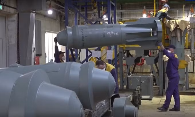  Bom lượn có điều khiển, được cải tiến từ loại "bom ngu", khi trang bị bộ cánh lượn và hệ thống định vị vệ tinh để mang lại độ chính xác. Nga đã rút kho dự trữ từ thời Liên Xô, để mang lại sức sống mới cho những quả “bom ngu” hạng nặng FAB-500 và FAB-1500.