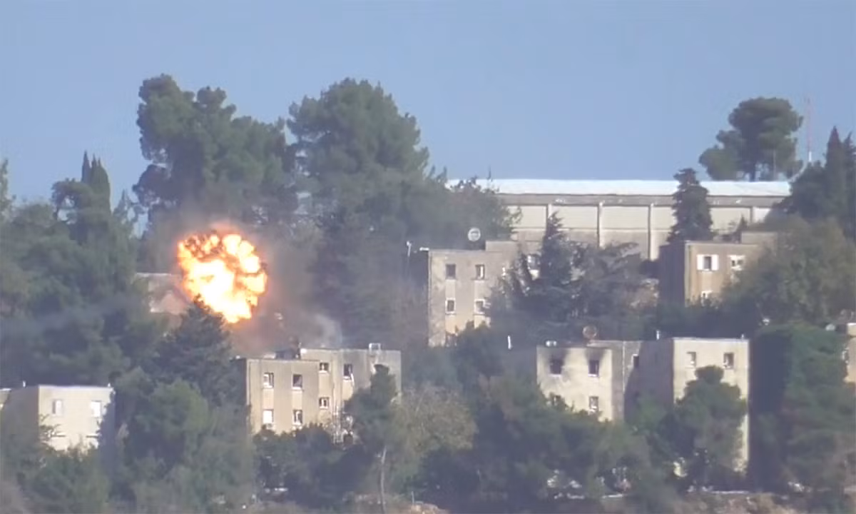 Các cuộc tấn công của lực lượng Hezbollah ở Lebanon đã làm một binh sĩ Israel thiệt mạng, 16 binh sĩ bị thương và 570 ngôi nhà bị hư hại. Ngoài ra tình báo Israel còn phát hiện lực lượng Hezbollah ở Lebanon đang tiến hành một hoạt động chung với Lữ đoàn Imam Hussein của Iran.