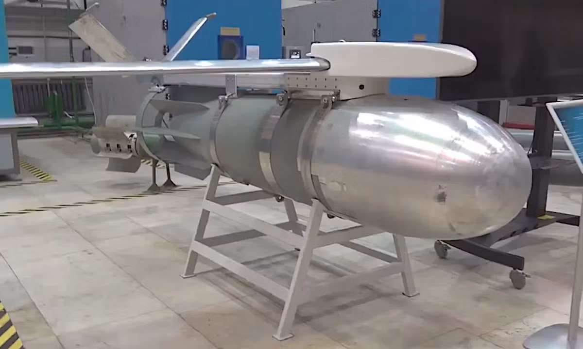 Đến tháng 1/2023, Không quân Nga bắt đầu thử nghiệm loại bom lượn có điều khiển, giống như bom lượn JDAM-ER của Mỹ. Đến tháng 9/2023, Nga đã cải tiến bom thành công bom thường FAB-1500, để biến nó thành một loại bom điều khiển giá rẻ, nhưng có khả năng sát thương cao.