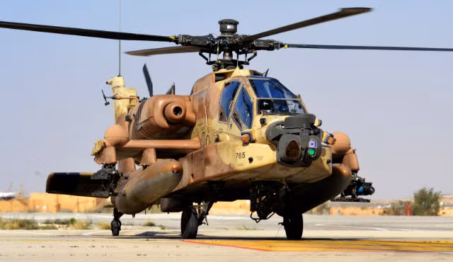 Các mẫu trực thăng được Quân đội Israel trang bị tương đối tiên tiến. Israel hiện có hơn 100 trực thăng các loại, trong đó có 48 trực thăng vũ trang hạng nặng Apache, 56 trực thăng đa năng Black Hawk và 22 trực thăng hạng nặng CH53 Super Stallion.
