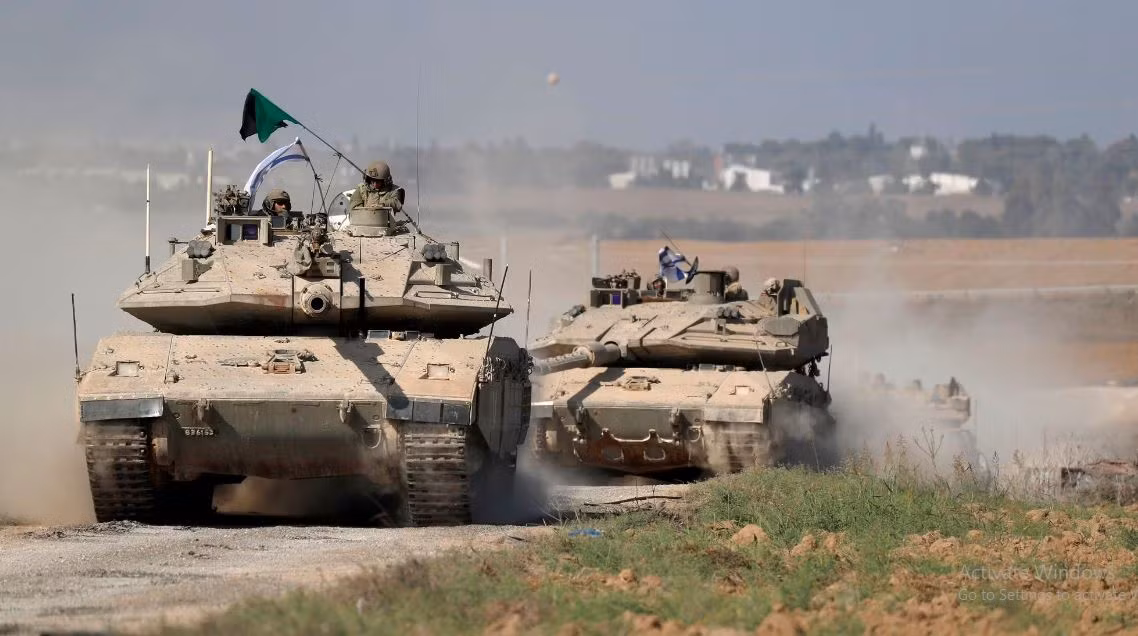 Một trong những tính năng độc đáo của xe tăng Merkava Mk4 là nó có thể chở thêm 4 lính bộ binh và do đó có biệt danh là "xe chiến đấu bộ binh hạng nặng". Vũ khí chính của nó là pháo nòng trơn 120mm do Israel sản xuất, có thể bắn nhiều loại đạn tăng 120mm của NATO; vũ khí phụ là súng máy song song 7,62mm và hai súng máy phòng không 7,62mm.