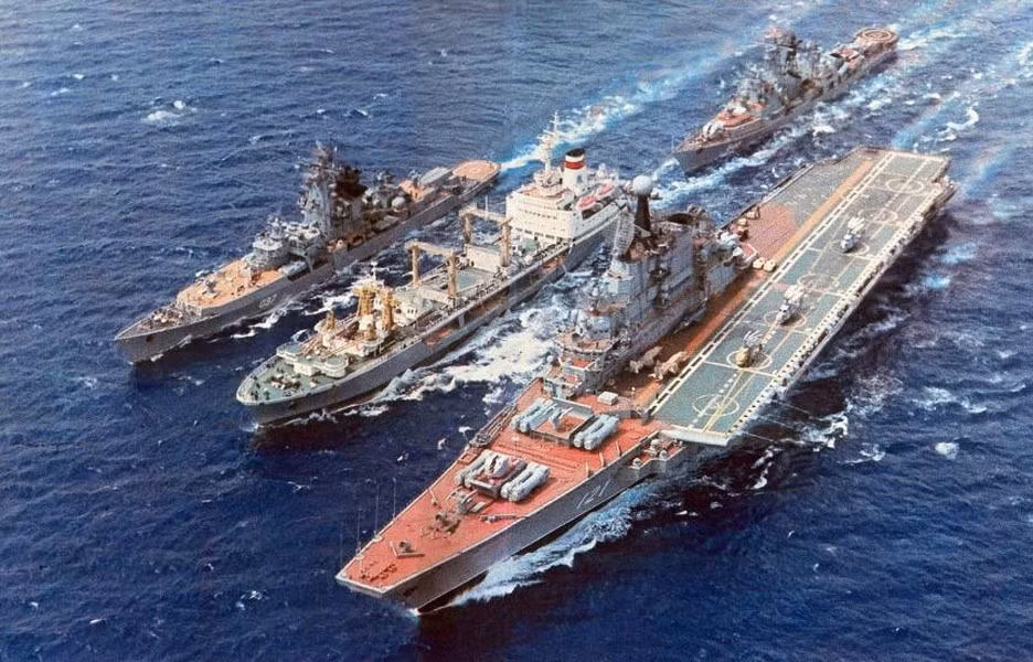 Từ năm 1975 đến năm 1987, Liên Xô đã chế tạo 4 tàu sân bay lớp Kiev với hy vọng là lớp tàu sân bay này đáp ứng được nhiều yêu cầu về mặt chiến thuật. Cuối cùng, tàu sân bay lớp Kiev đã trở nên “khác biệt hoàn toàn” với phần còn lại của thế giới và cả bốn tàu sân bay lớp Kiev “gần như giống nhau”. 