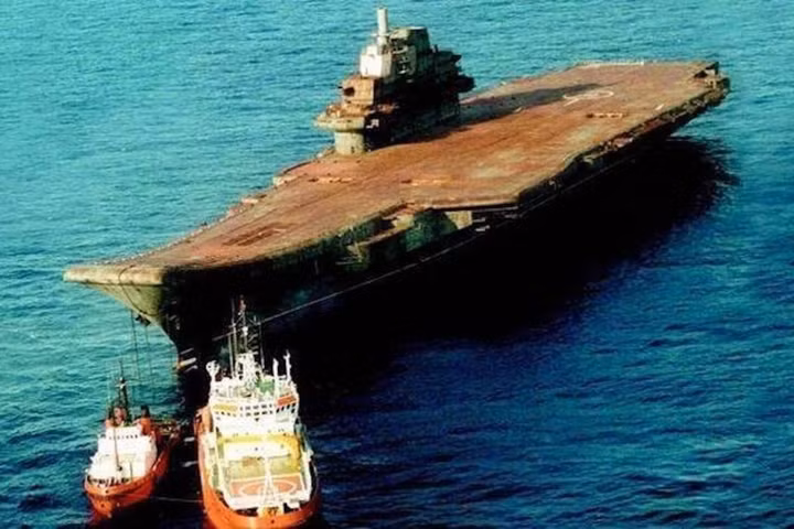 Nhưng khi đó Ukraine đơn giản là không còn năng lực đóng mới tàu sân bay nên chỉ có thể rao bán làm phế liệu. Trung Quốc đã thông qua nhiều kênh khác nhau, mua được chiếc Varyag (chị em với tàu Kuznetsov của Nga hiện nay) và kéo về Trung Quốc để “làm sòng bạc”.