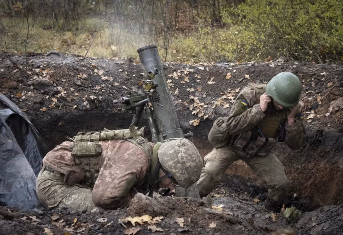 Trong khi đó, Tổng thống Ukraine Zelensky kêu gọi quân đội Ukraine trên các chiến trường khác, tăng cường gấp cho mặt trận Bakhmut, để có thể giữ vững thế trận phòng ngự. Thống kê cho thấy, 10 lữ đoàn của quân đội Ukraine đã tập trung ở Bakhmut và họ bị mắc kẹt chặt trong hỏa lực của lính đánh thuê Wagner và khó có thể sơ tán. 