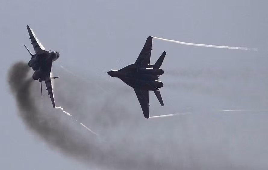 Để tăng cường hiệu quả chiến đấu của 8 trung đoàn không quân hiện có, Không quân Ukraine liên tục tìm nguồn cung cấp phụ tùng cho hơn 220 máy bay từ kho máy bay trong nước và sử dụng công nghệ của riêng mình để nâng cấp số Su-27 theo những “bí quyết công nghệ riêng”.