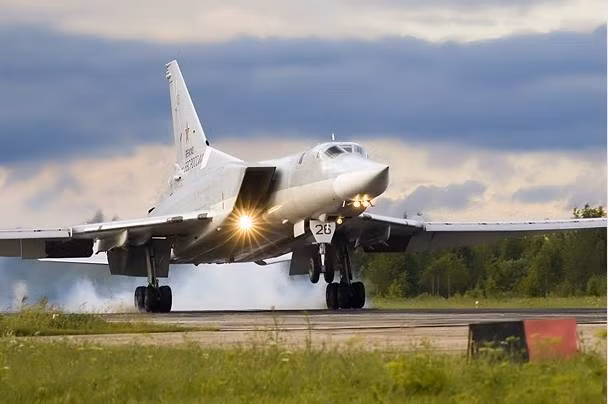 Ông Zelensky cũng nhấn mạnh, Ukraine có khả năng sẽ bước vào giai đoạn khó khăn nhất trong tuần tới. Thật vậy, phân tích của các phương tiện truyền thông Mỹ là hợp lý, khi Nga đã bắt đầu tận dụng ưu thế trên không của mình và sử dụng máy bay ném bom với số lượng lớn để thực hiện các hoạt động ném bom tầm cao tại Ukraine. 