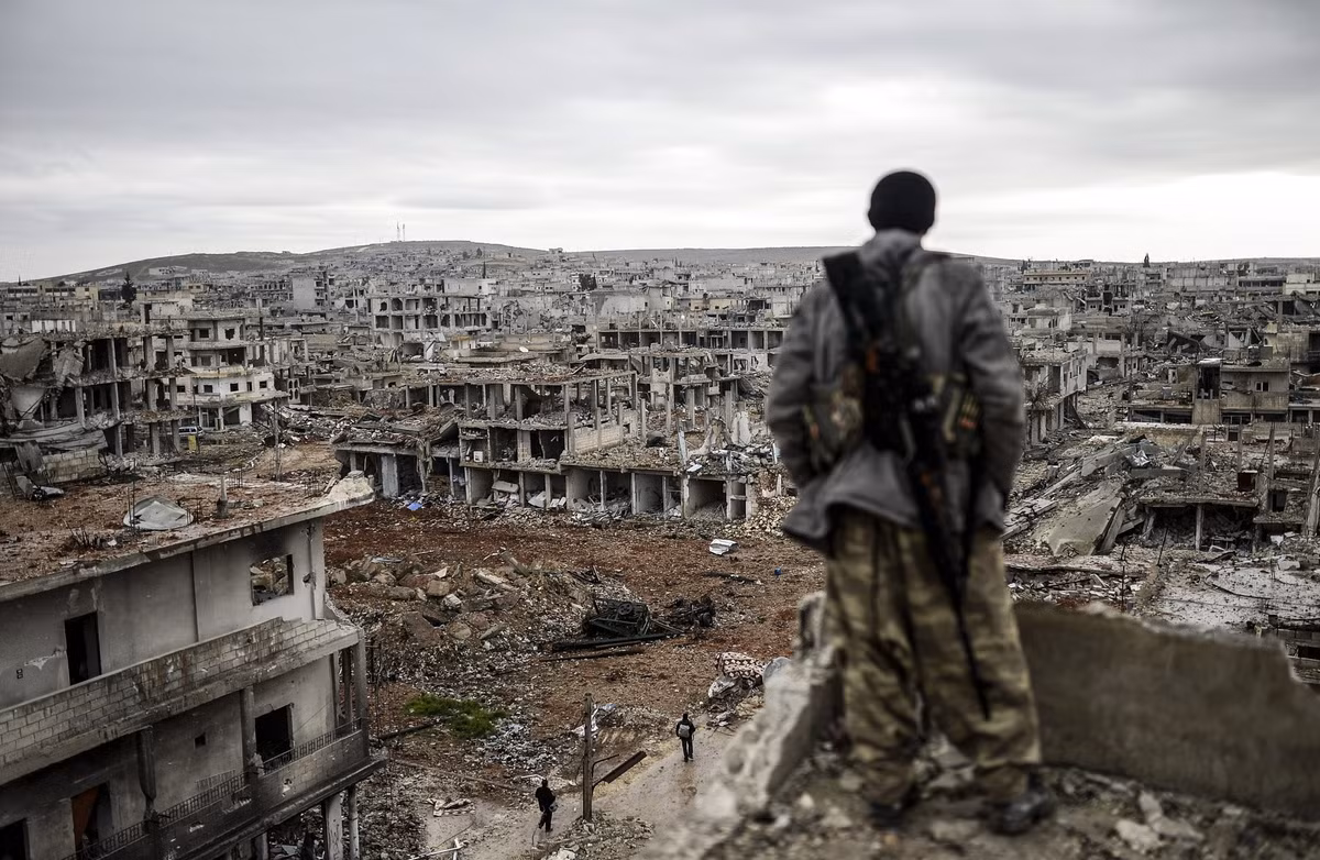 Trước đó tướng Dvornikov từng chỉ huy các hoạt động của Quân đội Nga ở Syria; sở trường chỉ huy của ông là sử dụng các máy bay ném bom trên quy mô lớn, để san phẳng đối thủ và sau đó đưa bộ binh vào chiến đấu trên bộ. 