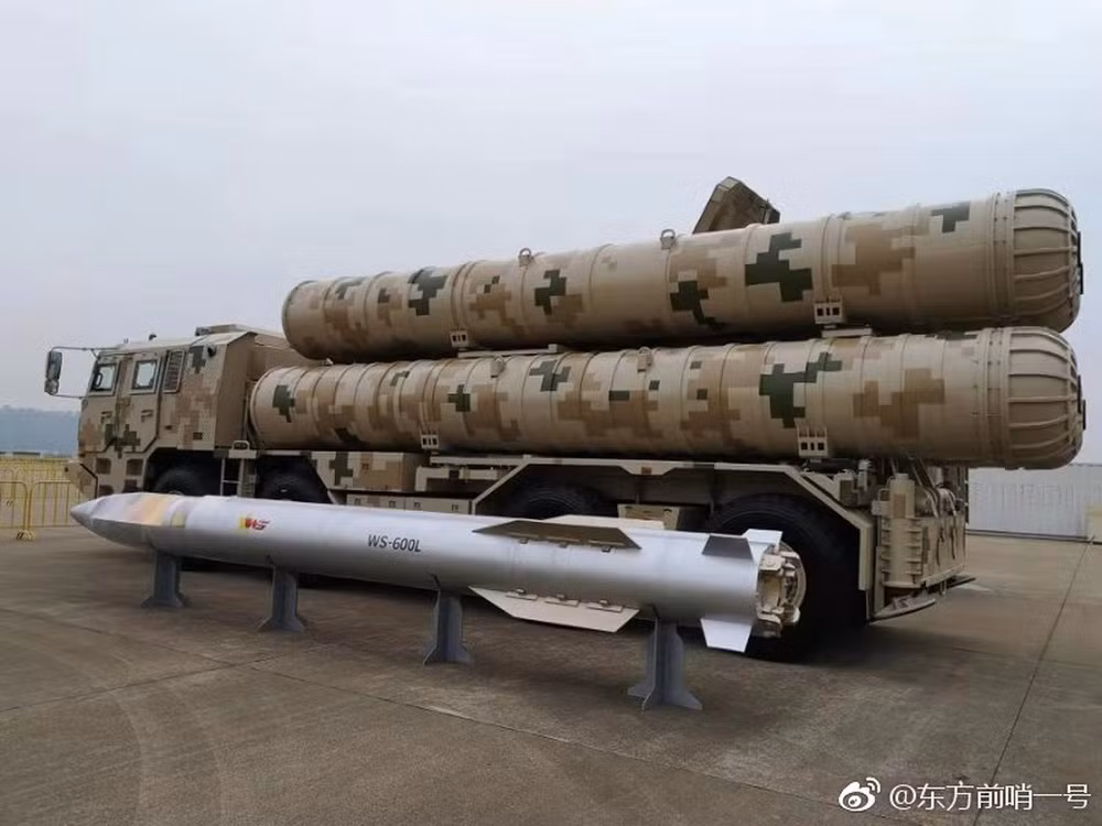 Cần lưu ý rằng một hệ thống tên lửa như vậy có tầm bắn lên tới 290 km và có thể tiêu diệt cả mục tiêu trên không và trên mặt đất. Được biết, theo yêu cầu của khách hàng, tên lửa phòng không WS-600L có thể chế tạo ngụy trang giống phiên bản “container”.