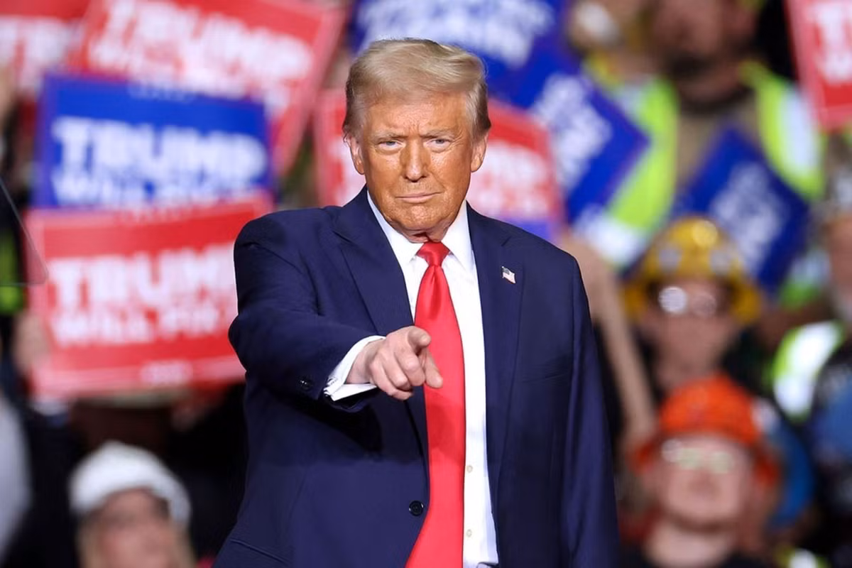 Tổng thống mới đắc cử Mỹ, ông Donald Trump, cho biết một trong những quyết định đầu tiên của ông khi nhậm chức là cấm các cuộc tấn công tầm xa, sử dụng vũ khí Mỹ sản xuất của Lực lượng Vũ trang Ukraine vào lãnh thổ Nga. Ông nói điều này trong một cuộc phỏng vấn độc quyền với tạp chí Time, tạp chí đã vinh danh ông Trump là “người đàn ông của năm”.