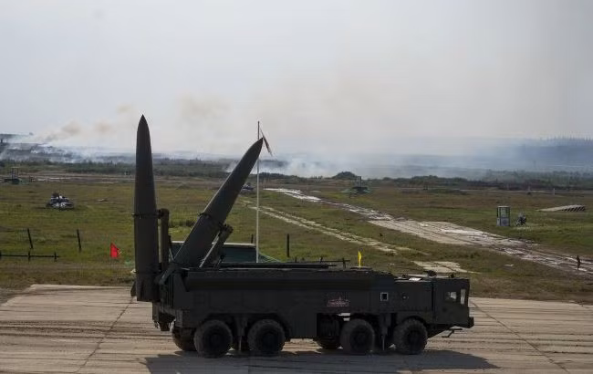 Defense News cũng lưu ý rằng, phản ứng của Nga đã chứng minh việc Moscow sở hữu vũ khí loại Oreshnik mới, cũng như một kho dự trữ lớn tên lửa hành trình Kinzhal, Kalibr và Kh-101. Do vậy việc Ukraine sử dụng ATACMS không ảnh hưởng đến sức mạnh quân sự của Nga, mà còn khiến Nga trả đũa mạnh hơn; trong khi Kiev đã cạn kiệt khả năng phòng không, nên họ đã tự bắn vào chân mình.
