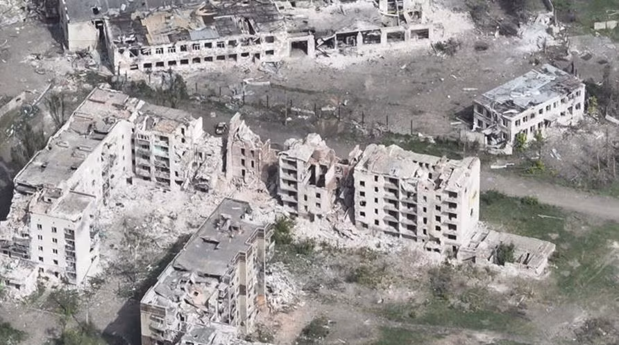 Đặc biệt là khu vực Donbass, phía Ukraine đã chuẩn bị chiến trường trong suốt 8 năm, với việc lấy các thành phố, thị trấn, nhà máy, khu công nghiệp làm nòng cốt trong thế trận phòng thủ; bố trí các đơn vị bộ binh hạng nặng và các trận địa pháo binh chi viện. Ngoài ra các kế hoạch phòng thủ đã được AFU chuẩn bị từ thời bình.