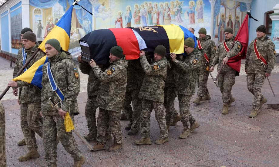 Minh chứng này đề cập đến việc trao đổi thi thể các liệt sĩ tháng 11 giữa Nga và Ukraine. Nga đã bàn giao cho Ukraine 563 thi thể sĩ quan và binh lính Ukraine, và Ukraine đã bàn giao cho Nga 37 thi thể sĩ quan và binh lính Nga. Rõ ràng, tỷ lệ này cực kỳ chênh lệch, đạt tới hơn 1:15.