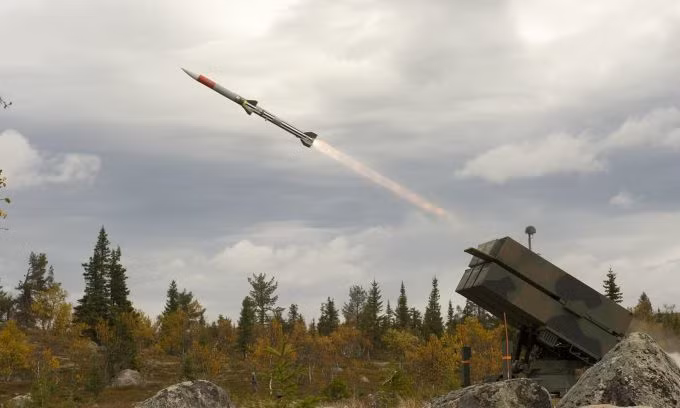 Ukraine hiện đã đưa vào sử dụng hệ thống tên lửa đất đối không tầm ngắn NASAMS và MIM-23 HAWK có nguồn gốc từ Mỹ và IRIS-T SAM do Đức sản xuất. Những hệ thống phòng không này có thể đã được triển khai tại các thành phố của Ukraine, để đánh chặn các cuộc tấn công dữ dội của tên lửa hành trình và các cuộc tấn công bằng UAV tự sát Geran-2 của Nga. Ngoài ra Ukraine cũng sử dụng các hệ thống phòng không tầm xa S-300 và tầm gần 9K317M Buk-M3, 9K33 OSA của Liên Xô; nhưng phần lớn những hệ thống này chưa được nâng cấp lớn.