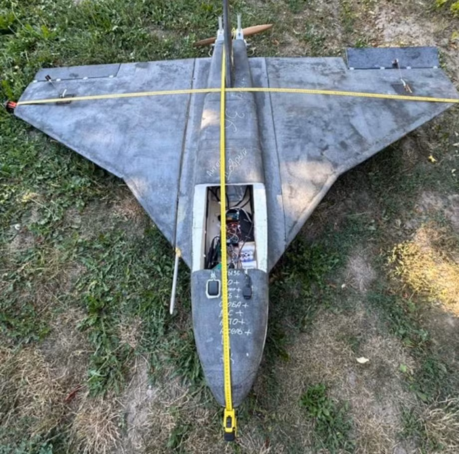 Điều đáng ngạc nhiên là chiếc UAV mới này của Nga không có đầu đạn. Khung UAV được chế tạo bằng bọt xốp, có thể hấp thụ sóng radar và gỗ balsa. Thoạt nhìn, bạn có thể tự hỏi, liệu có phải người Nga mua máy bay không người lái từ lực lượng dân quân Houthis của Yemen hay không?