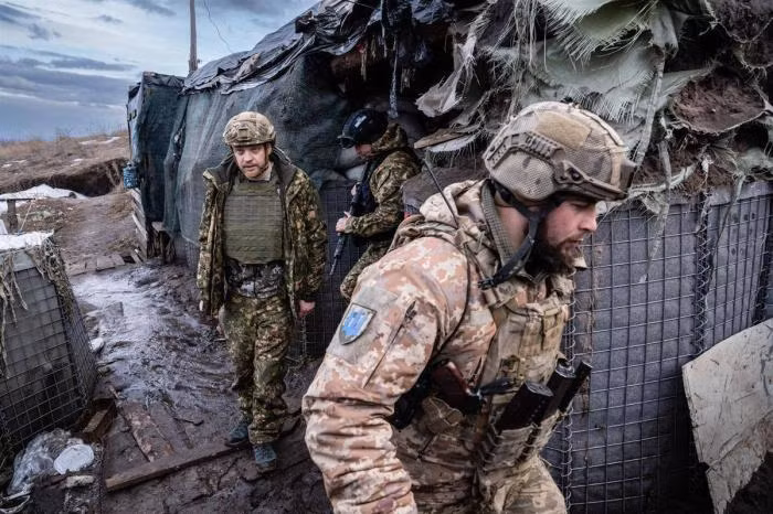 Mà Ukraine Quân đội cũng nên hiểu rõ, việc dựa vào lính đánh thuê nước ngoài của họ, khó có thể “lội ngược dòng”; cái chính là dựa vào sức của chính họ, mặc dù sự giúp đỡ từ bên ngoài là rất quan trọng, nếu không bại trận là khó tránh khỏi. 